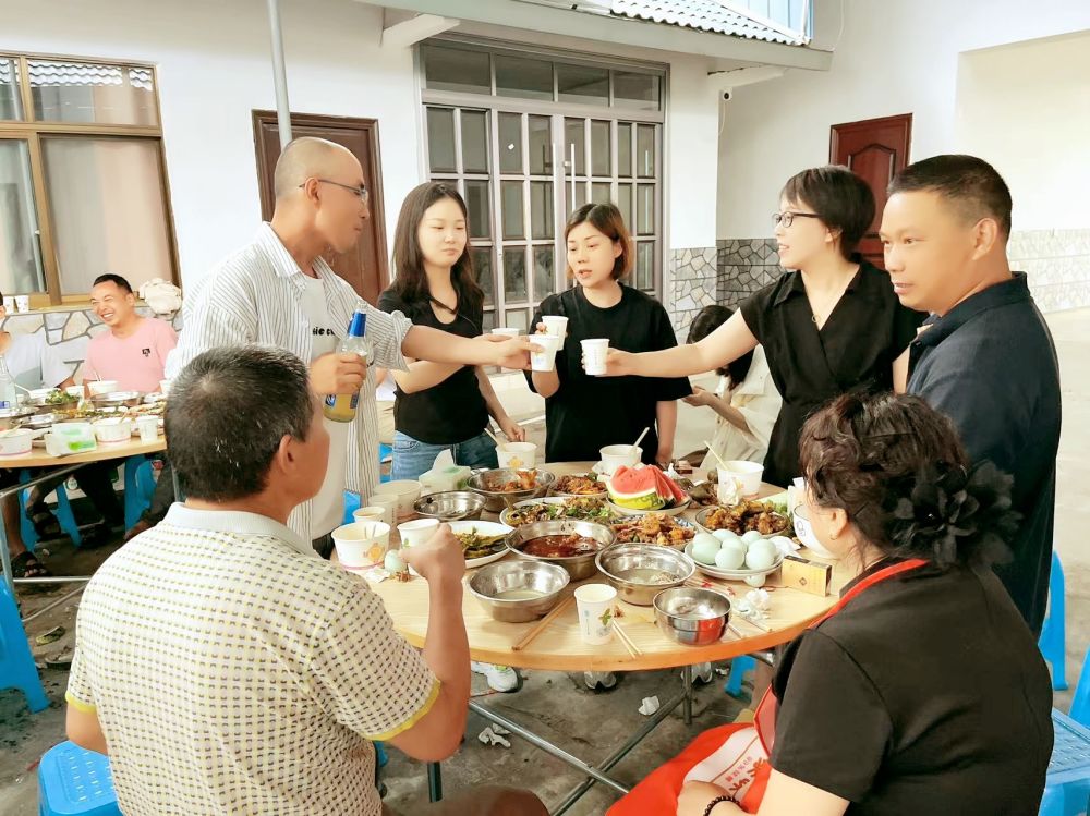 端午佳節即將來臨之際 四川博水環保 主管團隊 攜節日禮品 ，向駐扎眉山工業園區污水處理廠項目駐地員工，送上深切的慰問和關懷